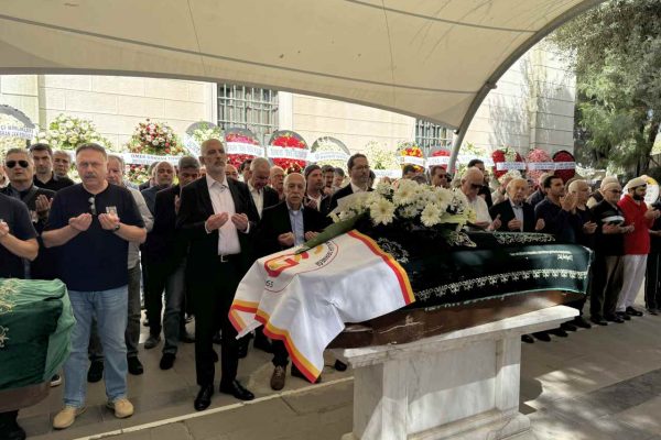 Vefat eden eski milli tenisçi Necdet Kestelli, İzmir’de son yolculuğuna uğurlandı