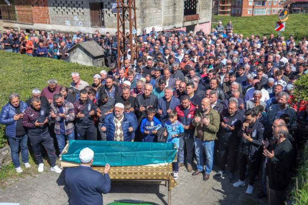 Hayatını kaybeden Trabzonspor’un altyapı futbolcusu Mirkan Kurt’un cenazesi defnedildi