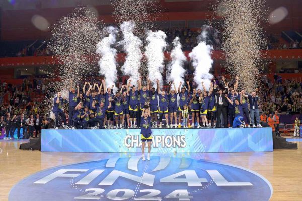 FIBA Kadınlar Avrupa Ligi şampiyonu Fenerbahçe, kupasını aldı