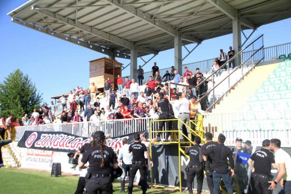 TFF 2. Lig’deki Serik Belediyespor-Zonguldak Kömürspor maçında kavga çıktı