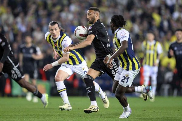Derbiyi kazanan Fenerbahçe şampiyonluk umutlarını sürdürdü