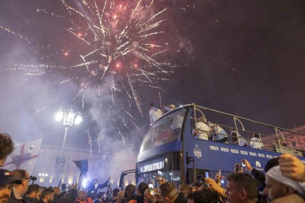 İtalya Serie A’yı kazanan Inter, taraftarıyla şampiyonluk turu attı