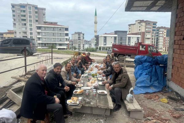 Selim Özgün, Özgün İnşaat işçileri ile yemek yedi