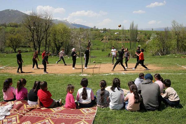 Antrenör Leyla Aladağ, köydeki boş araziye yaptıkları sahada voleybolcu yetiştiriyor