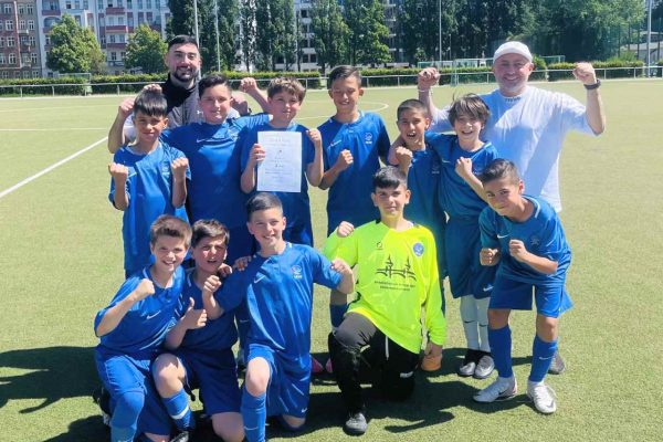 Aziz Nesin yarı finalde!