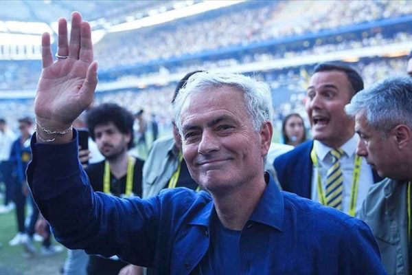 Jose Mourinho resmen Fenerbahçe’de