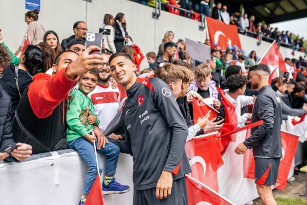 A Milli Futbol Takımı, Almanya’daki ilk idmanını taraftara açık yaptı