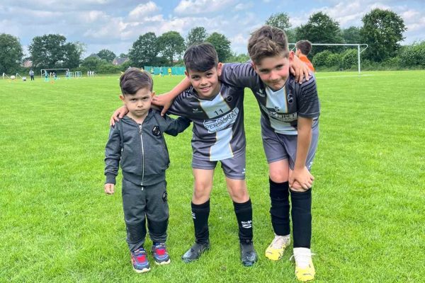 Mirac ve kardeşi çim sahada ter döktü