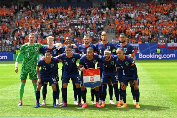 Hollanda, Polonya’yı geriden gelerek mağlup etti