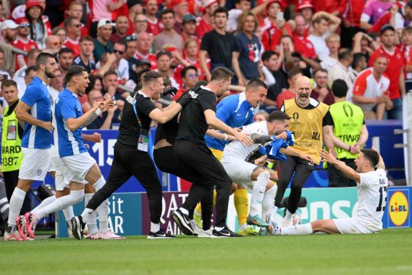 Son yarı finalist Danimarka, öne geçtiği maçta Slovenya ile berabere kaldı