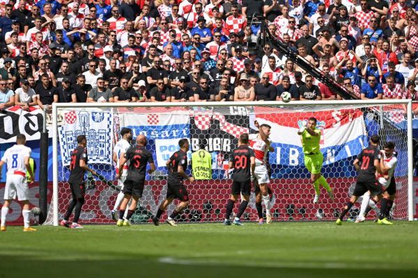 Hırvatistan uzatma dakikalarında yıkıldı, Arnavutluk bir puanı kurtardı