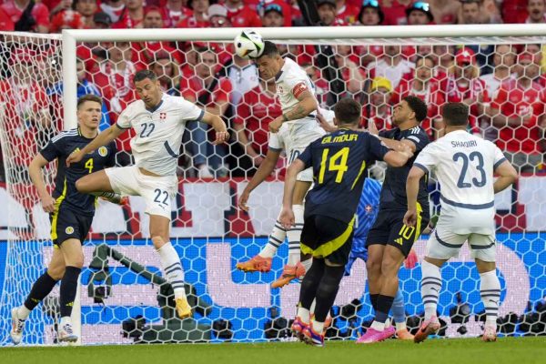 İsviçre, avantajını sürdürdü