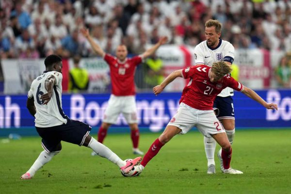 İngiltere, öne geçtiği maçta Danimarka ile 1-1 berabere kaldı