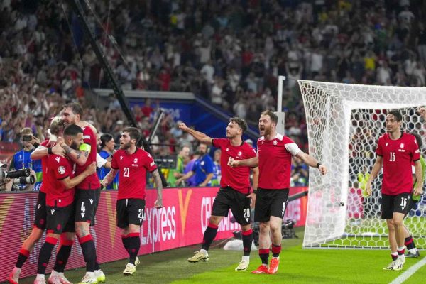 Gürcistan, lider Portekiz’i devirerek son 16 turuna yükseldi