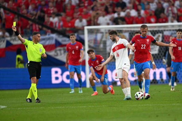 Çekya-Türkiye maçında kart rekoru!