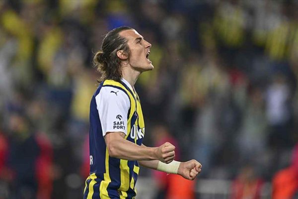 Fenerbahçe, milli futbolcu Çağlar Söyüncü ile 3+1 yıllık sözleşme imzaladı