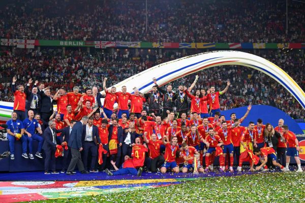 EURO 2024’ün şampiyonu İspanya kupasını kaldırdı