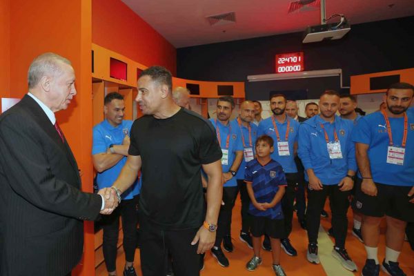 Cumhurbaşkanı Erdoğan, RAMS Başakşehir Kulübü futbolcularını ve teknik ekibi tebrik etti