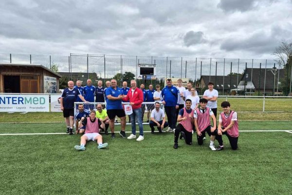 Übergabe Walking Football Tore an den Düneberger SV