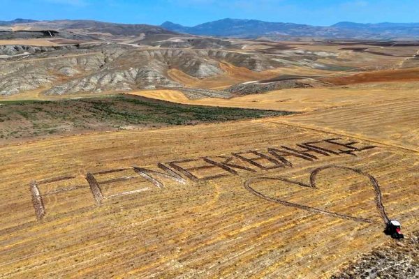 Tarlasına traktörle “Fenerbahçe” yazan çiftçi, Ali Koç’un davetiyle Kadıköy’de maç izledi