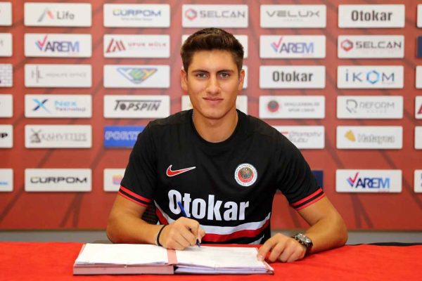 Gençlerbirliği, genç futbolcu Mert Tekin ile profesyonel sözleşme imzaladı