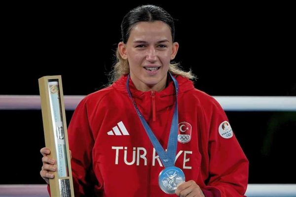 Boksta kadınlar 54 kilo finalinde Hatice Akbaş, gümüş madalya kazandı