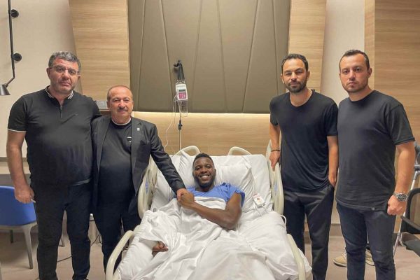 Gaziantep FK Başkanı Memik Yılmaz, sakatlanan Bitok’u hastanede ziyaret etti