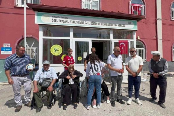 Almanya’dan Kütahya’ya tekerlekli sandalye ve yürüteç getirdiler