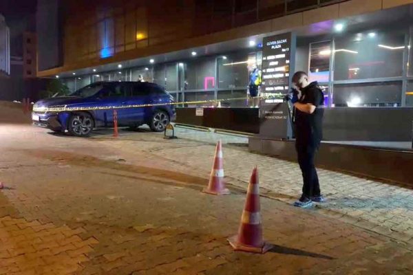 Eski milli futbolcu Serhat Akın Beykoz’da uğradığı silahlı saldırıda ayağından yaralandı