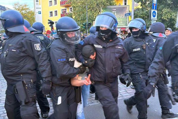 Berlin’de polis, gösteri düzenleyen Filistin destekçilerine sert müdahalede bulundu