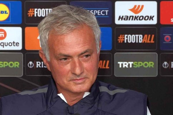 Fenerbahçe Teknik Direktörü Mourinho: Eğer Manchester United bugün kolay bir maç olacağını düşünürse, yanılır