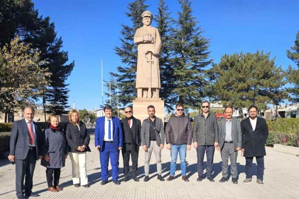 Dünyanın en büyük oyma Atatürk heykeli ziyaretçi akınına uğruyor