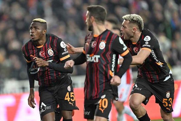 Sivasspor deplasmanından galibiyetle dönen Galatasaray, zirvede puan farkını açtı