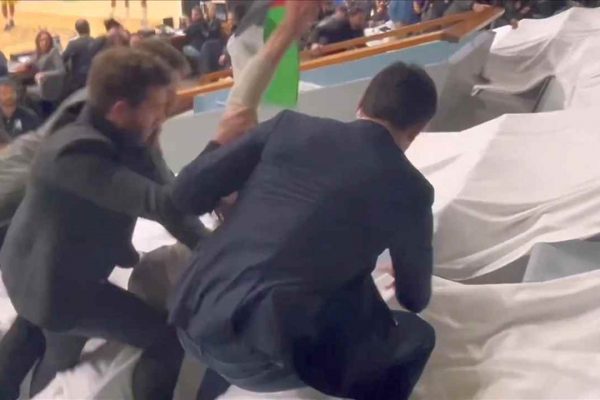 Fransa’da basketbol maçında İsrailli taraftarlar Filistin bayraklı genci darbetti