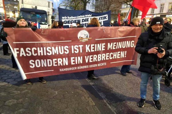 HAMBURG’DA ONBİNLERCE KİŞİ IRKÇILIĞA VE FAŞİZME KARŞI TEK YÜREK OLDU!