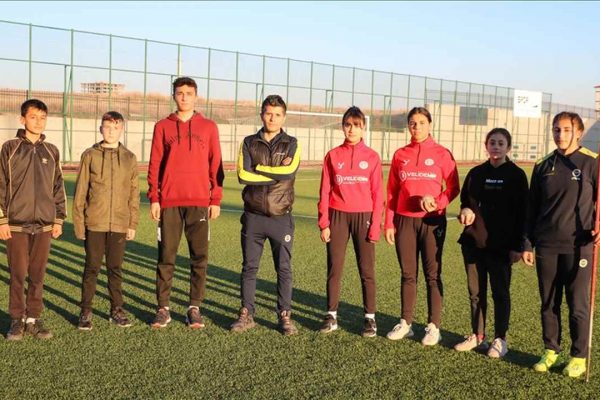 Atletizmde geleceğin şampiyon sporcularını yetiştirmek için ter döküyor
