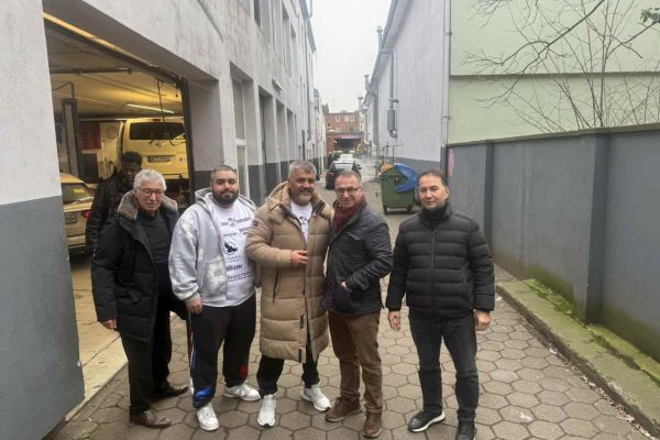 Ali Şimşek seçim çalışmasını “Barmbeker Autohaus”da yaptı