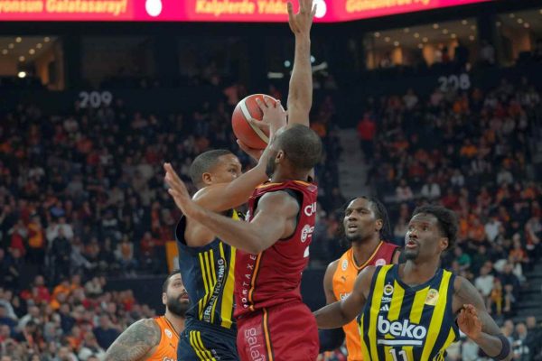 Basketbolda derbide kazanan Fenerbahçe Beko