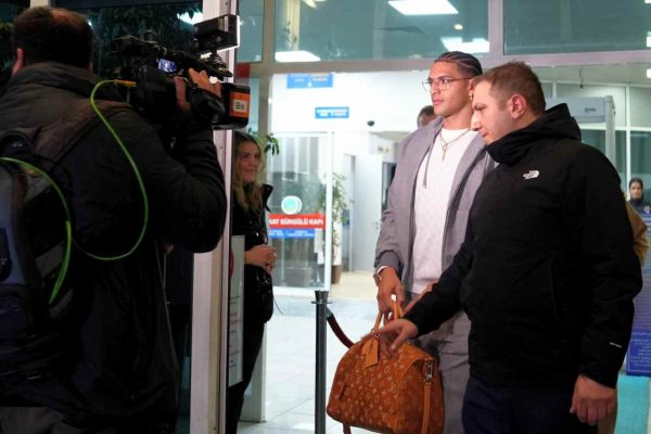 Fenerbahçe’nin prensip anlaşmasına vardığı Diego Carlos, İstanbul’a geldi