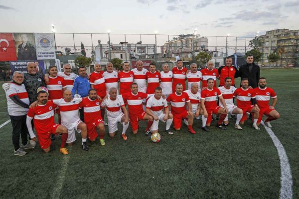 Trabzonspor ve Mersin İdman Yurdu’nun eski futbolcuları “Şöhretler Maçı”nda karşılaştı