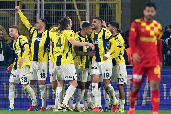 Fenerbahçe, Göztepe engelini ikinci yarıda bulduğu gollerle aştı