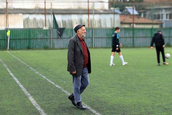 Futbol sevdalısı emektar köfteci, işi bıraktı “hakemliği” bırakamadı