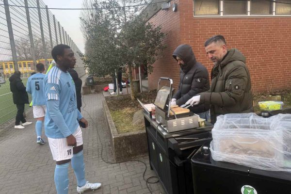 Dersimspor Başkanı Yücel Al, saha kenarında takımına destek sağlıyor