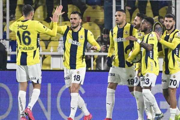 Fenerbahçe, zirveyle arasındaki puan farkını 4’e indirdi