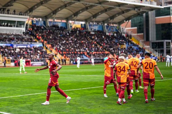 Kasımpaşa ile 3-3 berabere kalan Galatasaray, zirve yarışında yara aldı