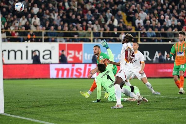 Galatasaray, deplasmanda Corendon Alanyaspor’u 2-1 yendi