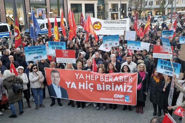 HAMBURG’DA ÇOŞKULU BİR MİTINGLE ÌMAMOĞLU DAYANIŞMA BULUŞMASI GERÇEKLEŞTİ!
