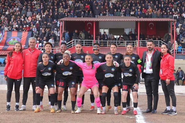 Kadınlar 1. Ligi’nde şampiyon olan Yüksekovaspor, Süper Lig’e yükseldi