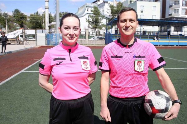 Futbol hakemi çift, yeşil sahalarda birlikte maç yönetiyor