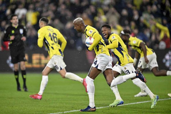 Fenerbahçe şampiyonluk yarışında hata yapmadı